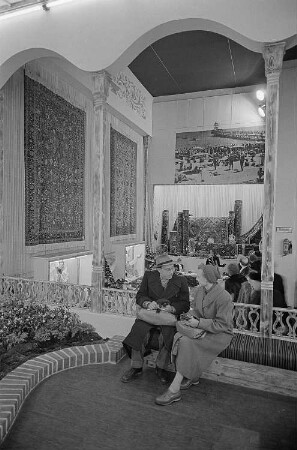 Messebesucher im Gespräch in der Ausstellungshalle Bulgariens