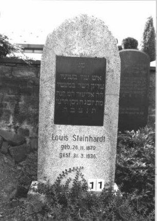 Grabstein 11 (Index: 100114412) Material: Kalkstein mit schwarzer Marmorplatte Maße HxBxT: 163x64x26 cm Beschreibung: Stele, Sockel, Viereckbogenabschluß, Schriftplatte rechteckig: Grabstein 11