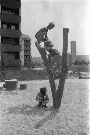 Inbetriebnahme des ersten Karlsruher Kinderspielwegs in der Siedlung Lohn-Lissen.