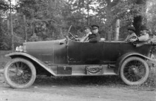 Personen mit Automobil