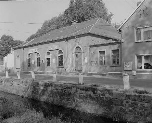 Eschdorf, Gasthof, Begrenzungssteine