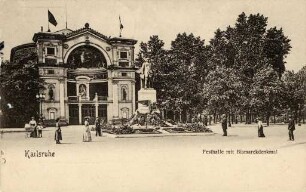 Postkartenalbum mit Motiven von Karlsruhe. "Karlsruhe. Festhalle mit Bismarckdenkmal". Eingangsbereich der Festhalle mit Bismarckdenkmal