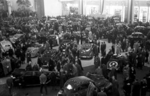 Berlin: Automobilausstellung; alte Autohalle; Blick von der Mitte (oben) auf Personenwagen