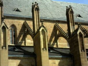 Ritterstift-Ansicht von Süden-Gotisches Langhaus (Basilika)-Hauptschiff mit Obergaden sowie plastisch ornamentierten Strebebögen zu Strebepfeilern mit Fialen