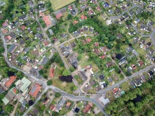 Zarpen: Luftbild Richtung Süd-Westen: mittig Kirche, unten Hauptstraße