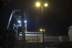 Der neunte Castor-Transport mit abgebrannten Brennstäben / Brennelementen erreicht den Verlade-Bahnhof in Dannenberg / Wendland, 21.11.05. Hier der Verladekran, davor ein Tieflader
