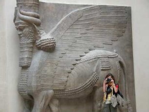 Museum Louvre, Besucherin fotografiert in der persischen Skulpturensammlung