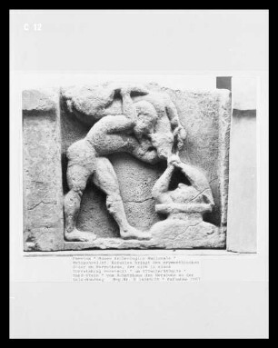 Metopenrelief: Herakles bringt des erymanthischen Stier zu Eurystheus, der sich in einem Vorratskrug versteckt