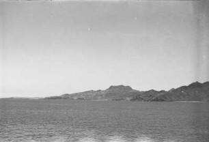 Vor der Küste von Aden : Blick vom Meer auf die Küste von Aden