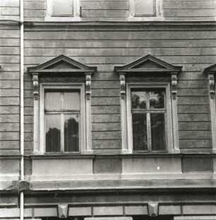 Cottbus, Parzellenstraße 2. Verwaltungsgebäude (Justiz, E. 19. Jh.), Zwei Fenster (1. Obergeschoss)