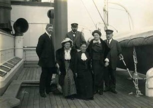 Gruppenbildnis von Passagieren an Deck des Hochseepassagierdampfers "Victoria Luise"