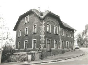 Dresden-Trachenberge, Weinbergstraße 1/Ecke Radeburger Straße. Wohnhauss (ehem. 3. Städtische Hebestelle, Zollhaus, um 1890). Eckansicht mit Bruchsteinmauer