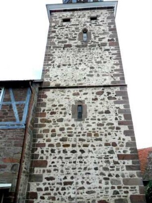 Evangelische Kirche - Kirchturm (neu erbaut Jahr 1506) von Norden mit Schießscharten (Büchsenscharten) im Glockengeschoß