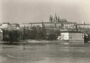 Prag (Praha). Blick über die Moldau (Vltavá) gegen Hradschin
