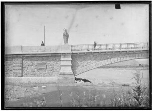 Tauberbrücke Markelsheim mit Stützmauer und Gründungsschild