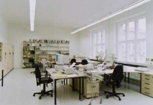 Mitarbeiterraum : Dresden-Johannstadt, Hans-Grundig-Straße 25 (Gebäude der Fakultät Informatik der TU Dresden). Sächsische Landesbibliothek - Staats- und Universitätsbibliothek Dresden. Zweigbibliothek Informatik. Mitarbeiterraum