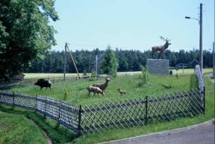 aus Holz-Plastiken gestaltetes Wildgehege am Ortseingang
