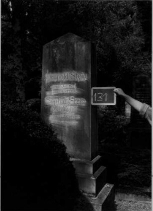 Grabstein 131 (Index: 100109811) Material: Sandstein Zustand: gut Maße HxBxT: 205x68x35 cm Beschreibung: Obelisk, getreppter Sockel Besonderheit: Doppelgrab: Grabstein 131