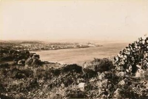 Antibes. Blick vom Leuchtturm auf Cap Antibes nach Norden auf die Stadt. Im Hintergrund die Meeralpen