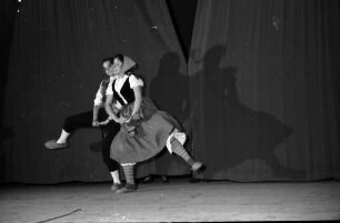 Freiburg: Kolpinghaus; Sommerfest der Städtischen Frauenfachschule, Bauerntanz