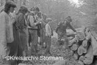 Wanderung zum Thema "Waldsterben" durch Reinfelder Forst: Oberforstrat Heinz Ruppertshofen mit Hut mit Teilnehmern der Waldführung: rechts vorne geschlagene Bäume: im Hintergrund Waldweg und Bäume: