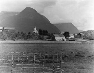 Blick zur Kirche von Loen in der Provinz Vestland