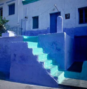 Kalymnos. Pothia, Blau und türkis getünchtes Wohnhaus am Nordrand der Südbucht