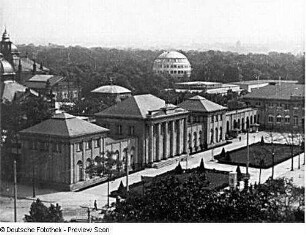 Szene aus dem Dokumentarfilm "Reisen und Wandern": Ausstellungsgelände mit Ausstellungspalast (angeschnitten) und Kugelhaus