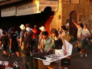 Schwarzafrikaner verkaufen nach Ladenschluß der Geschäfte auf der Ponte Vecchio gefälschte Marken-Sonnenbrillen