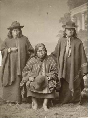 Drei Männer des indigenen Volkes der Araukaner (Mapuche)