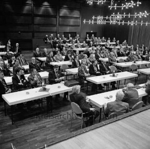 Kreishandwerkerschaft Stormarn: Oldesloer Festhalle: 5. Jahrestreffen: vorne Tisch des Versammlungspräsidiums, dahinter die Teilnehmer