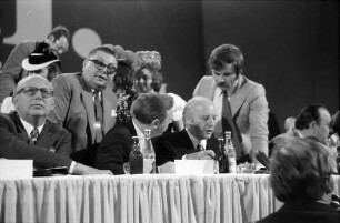 Freiburg: Stadthalle; FDP-Parteitag, Begrüßung am Vorstandstisch