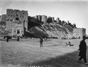 Burg bei Aleppo : Blick auf eine Burg bei Aleppo.