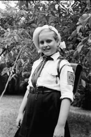 Bukarest: Haus Meixner, Lilian Meixner in Schuluniform