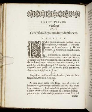 Caput Primum Versatur Circa Generalem Regalium Introductionem.