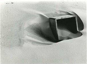 Holzkiste im Sand : Eine teilweise mit Sand überdeckte Holzkiste.