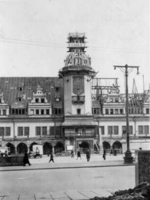 Wiederaufbau des Alten Rathauses : Turmaufbau im April 1947