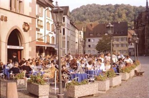 Freiburg: Kaffeegäste am Ratskeller und Rappen