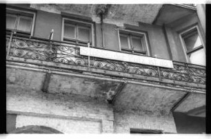 Kleinbildnegative: Transparent „Stobbe: der Putz ist ab!“, Bülowstr. 61, 1979