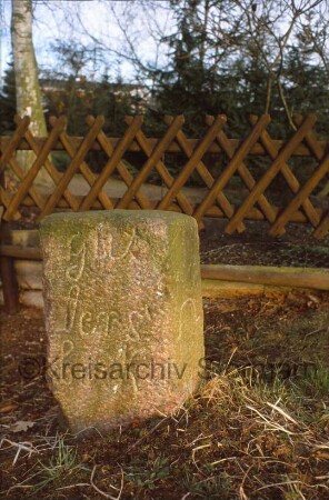 Fischbek: Grenzstein Gut Jersbek: auf Schmalseite Hufeisen-Symbol