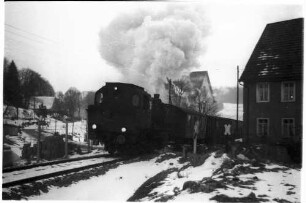 Lok 141 bei Trochtelfingen, rechts Bauernhaus Keller, abgebrochen 1985