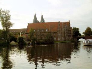 Lübeck: Blick auf die Trave mit Salzspeicher und Türmen des Holstentores
