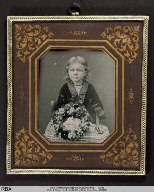 Mädchen mit Blumenkranz