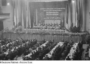 Publikum und Podium des Kongreßes des Jungen Brigadiers