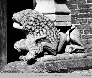 Westportal : Die Säulen tragende Löwen