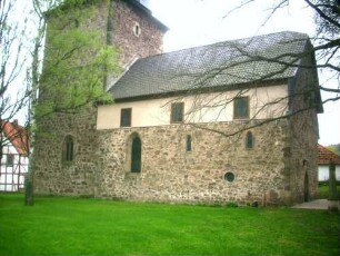 Evangelische Kirche - Kirchturm (spätromanisch-13 Jhd) und Langhaus (festes Langhaus - spätromanisch - gotisch überarbeitet) von Norden über (ehemaligen) Kirchhof