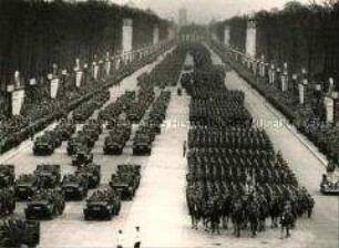 Parade auf der Ost-West-Achse zum 50. Geburtstag von Adolf Hitler