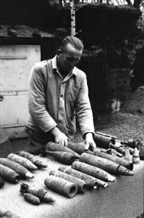 Breisach: Rheinwald bei Breisach; Kampfmittelbeseitigung, auf Tisch zusammengetragene Munition