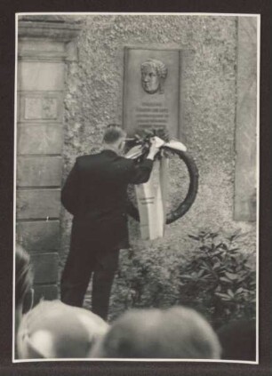 Enthüllung der Ehrentafel für Fürstin Pauline durch Bürgermeister Kirchhof mit Kranzniederlegung. Detmold. Schlossplatz. Papierabzug