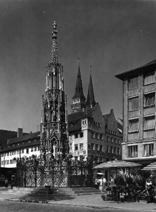 Der "Schöne Brunnen" : Der "Schöne Brunnen". Sandstein (1385-1392). Nürnberg, Hauptmarkt